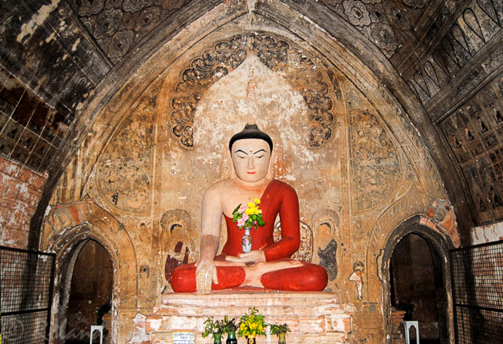 Le temple Myin Kaba Gubyiaukigyi dont le nom signifie « grande grotte aux couleurs chatoyantes » connu pour ses superbes ornements en stucs et ses magnifiques peintures.