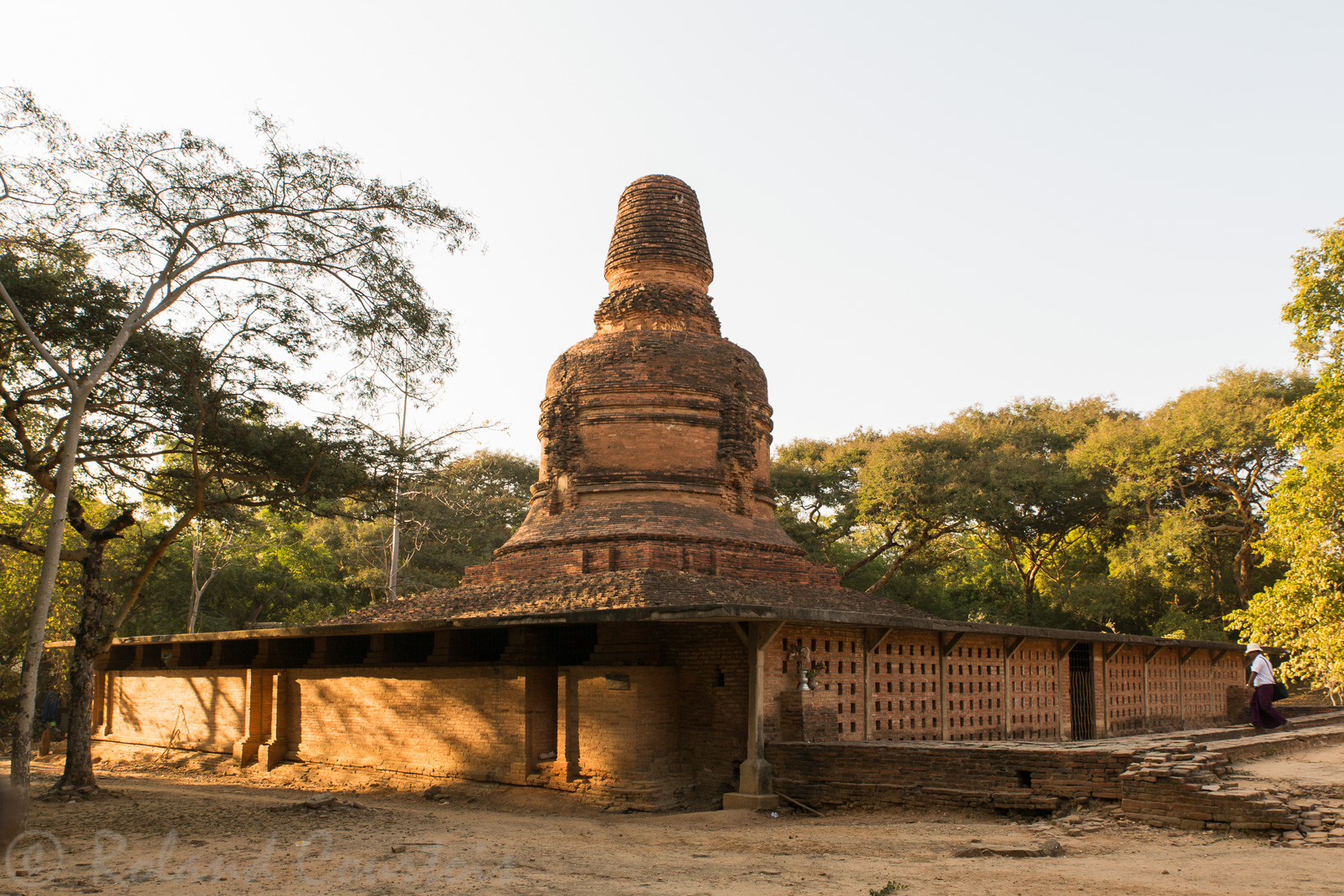 Les pagodes Hpetleik (est et ouest) datent du XIème siècle. Tout le pourtour de la base est orné de tablettes en terre cuite illustrant les 550 Jatakas.