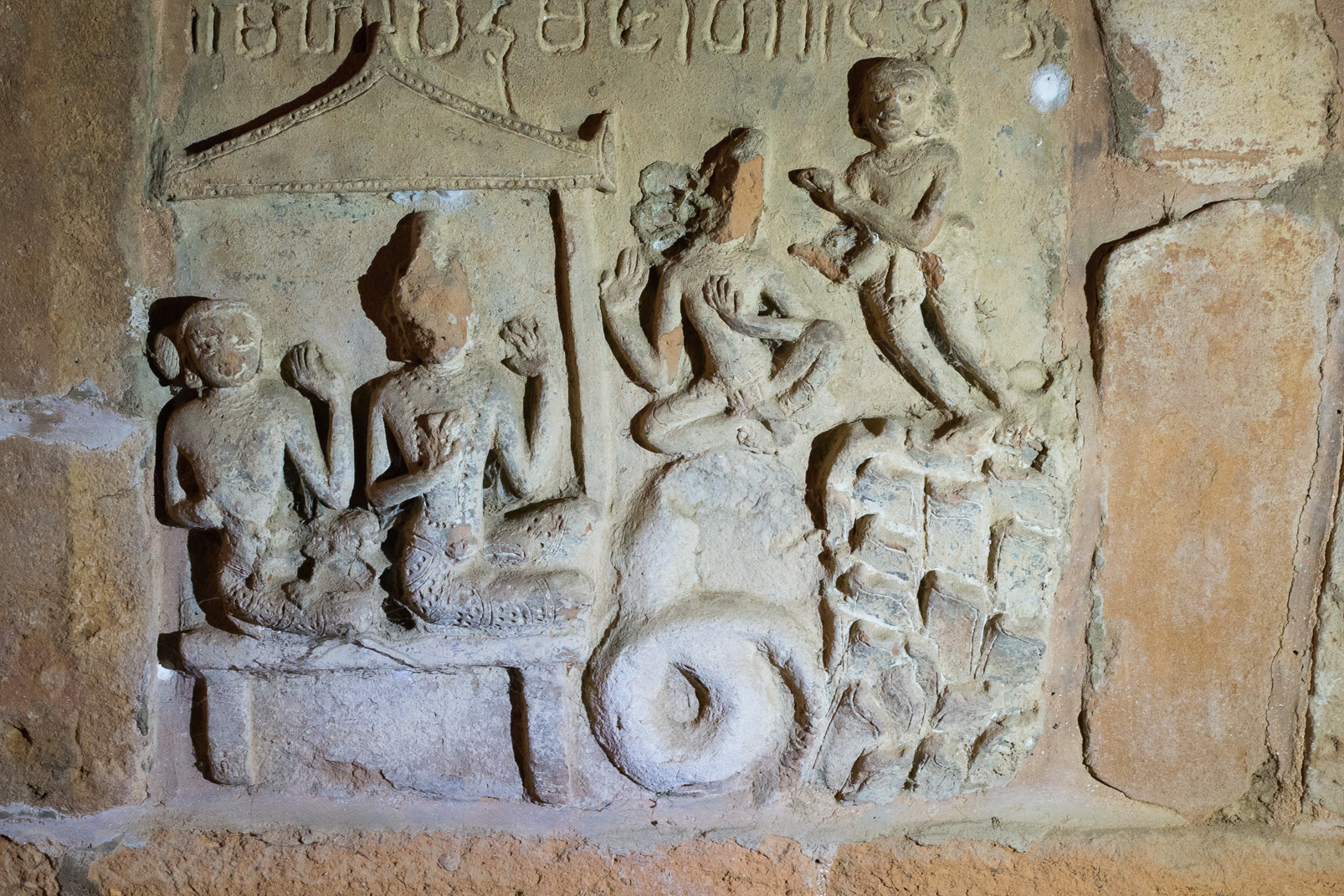 Dans la pagode Hpetleik (ouest), le pourtour de la base est orné de tablettes en terre cuite illustrant les 550 Jatakas.