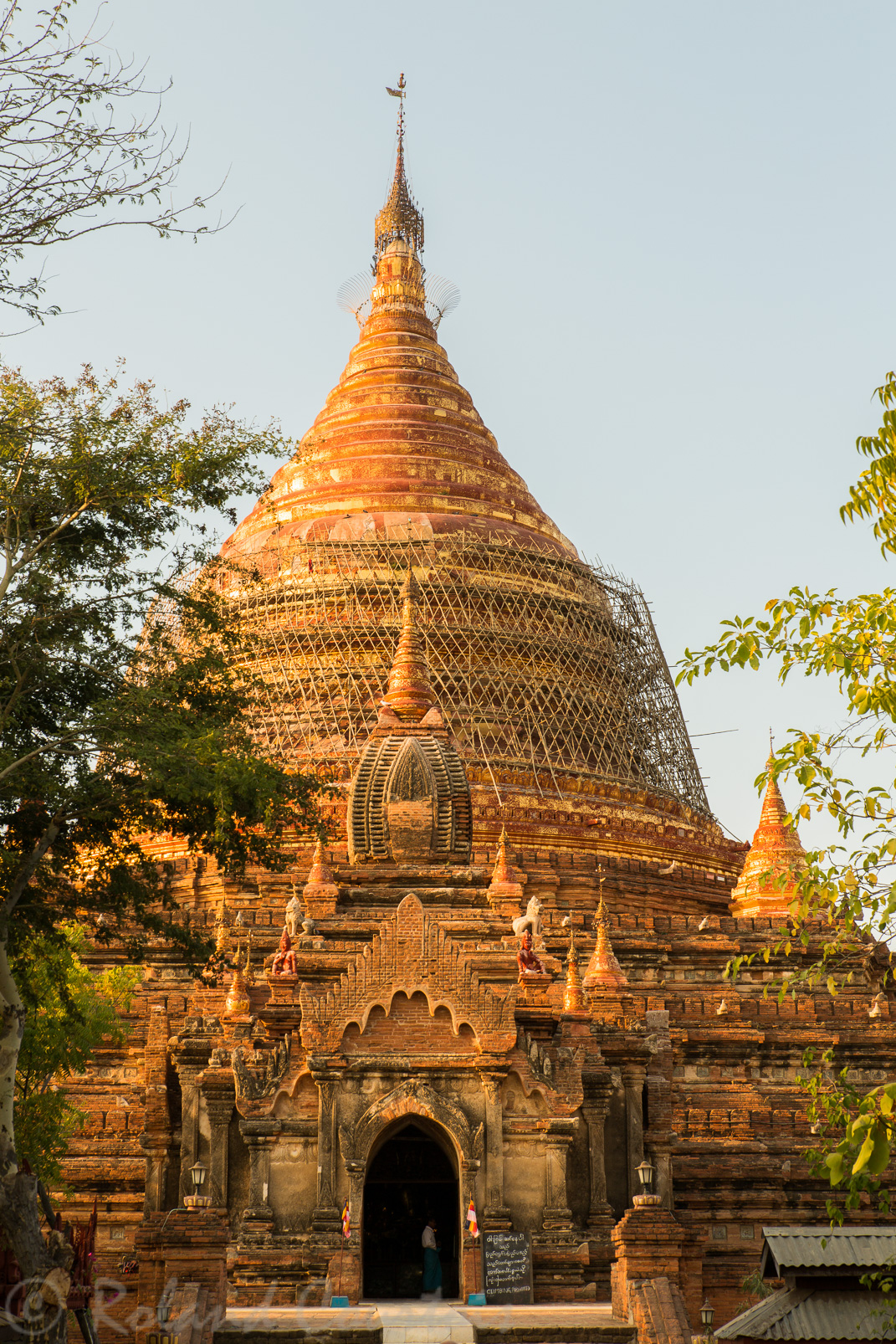 L’imposante pagode Dhamayazika est de plan pentagonal.