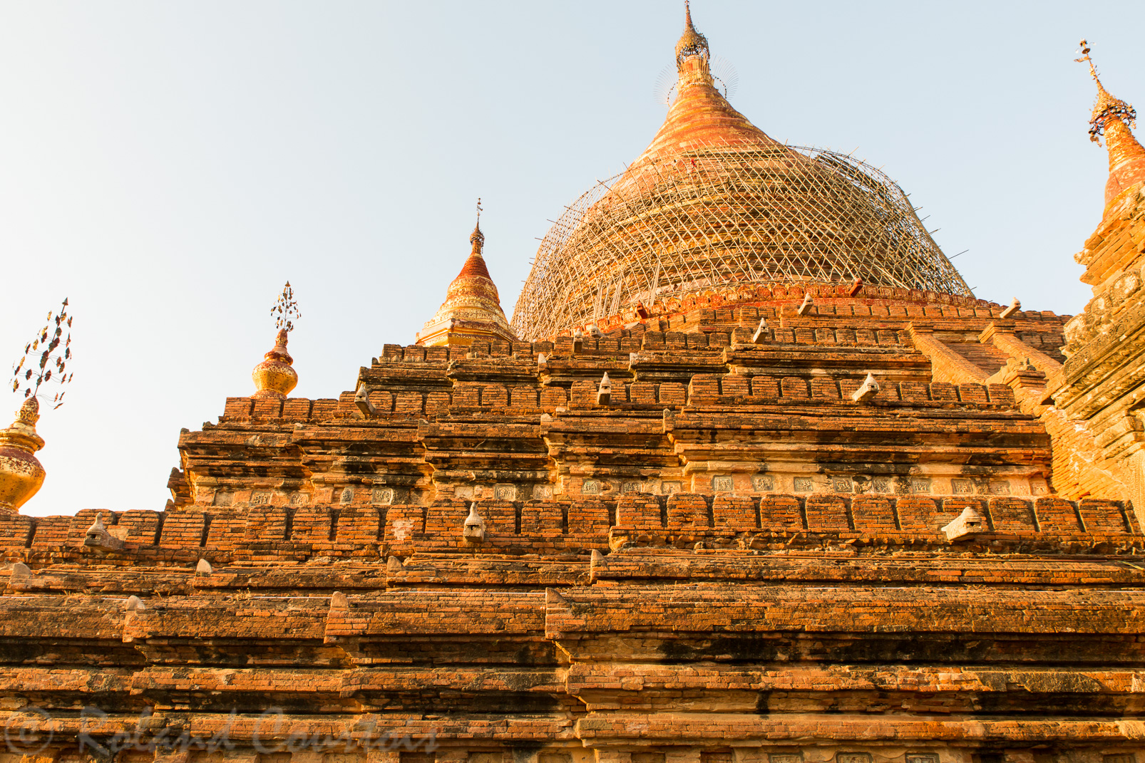 L’imposante pagode Dhamayazika est de plan pentagonal. Les terrasses comportent des tablettes vernissées illustrant les récits des Jatakas, ou vies antérieures des Bouddhas