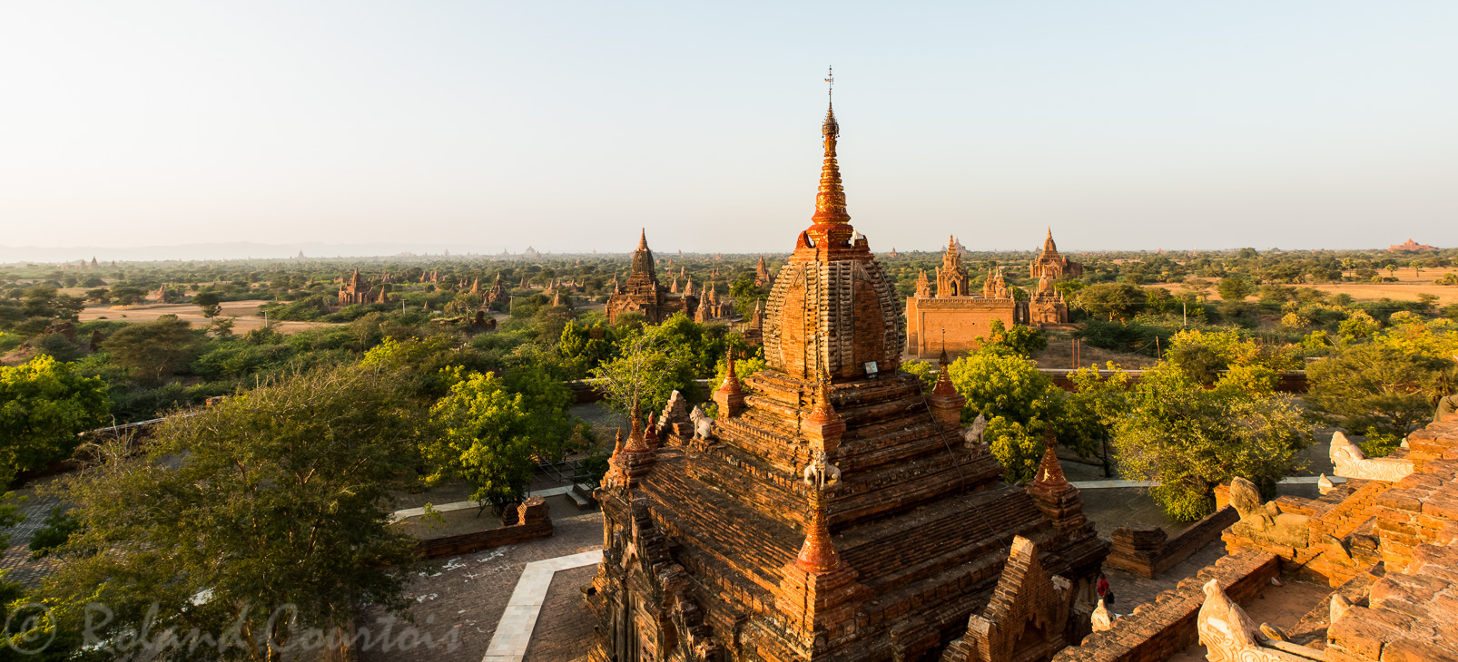Depuis la pagode Dhamayazika, la vue est dégagée sur la plaine de Bagan et ses inombrables temples et pagodes