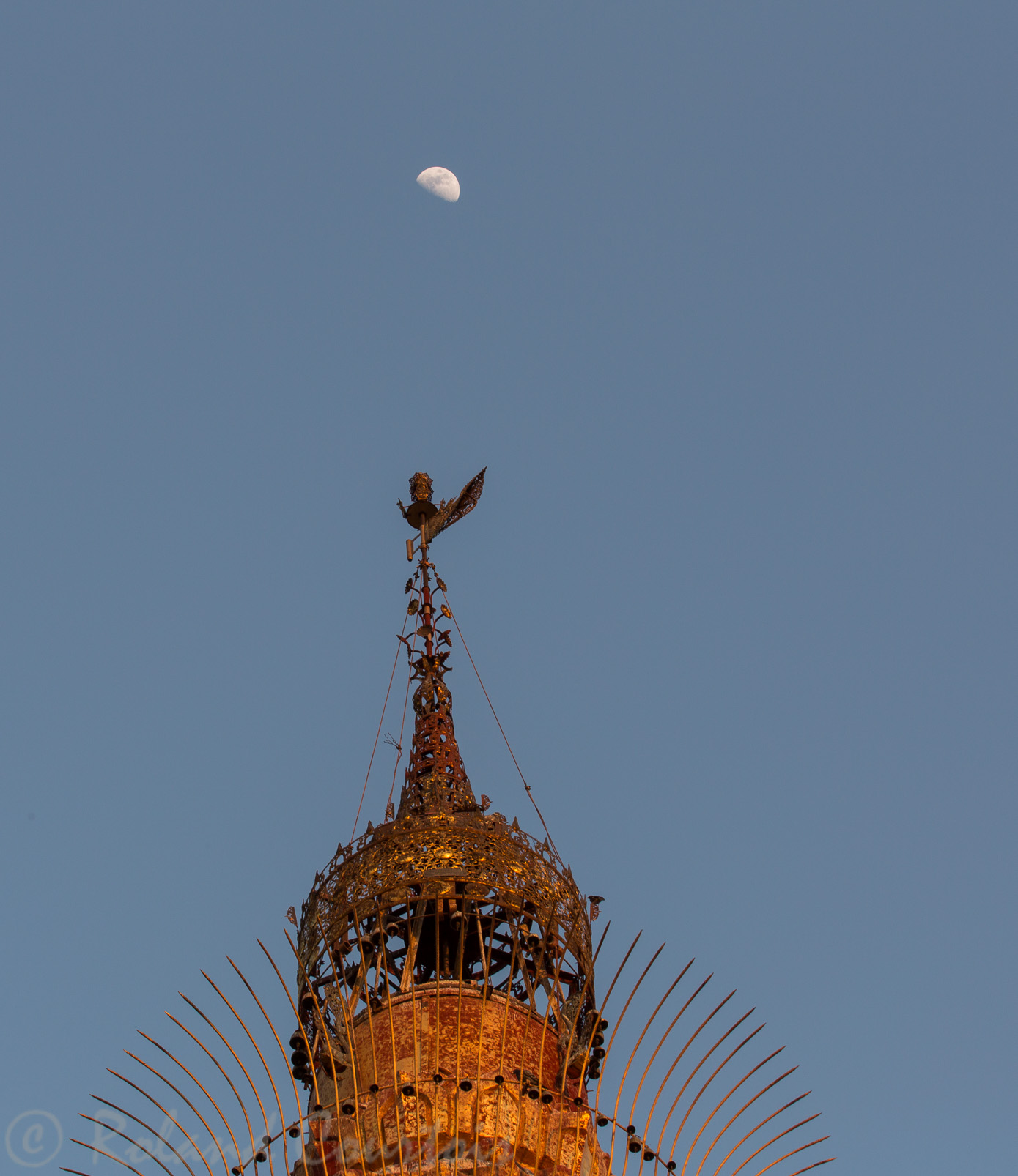 Le dôme de la pagode Dhamayazika.