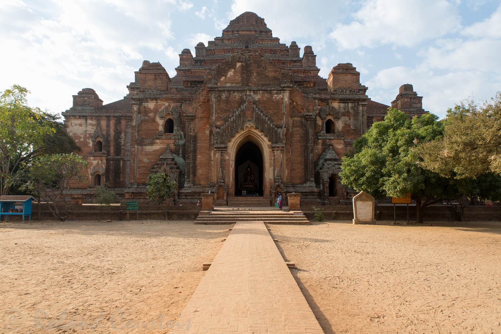 Le temple Dhammayangyi a été construit au milieu du XIIème siècle. Il ne compte qu’un seul étage sur lequel reposent six terrasses superposées, qui confèrent à l’édifice une silhouette pyramidale.