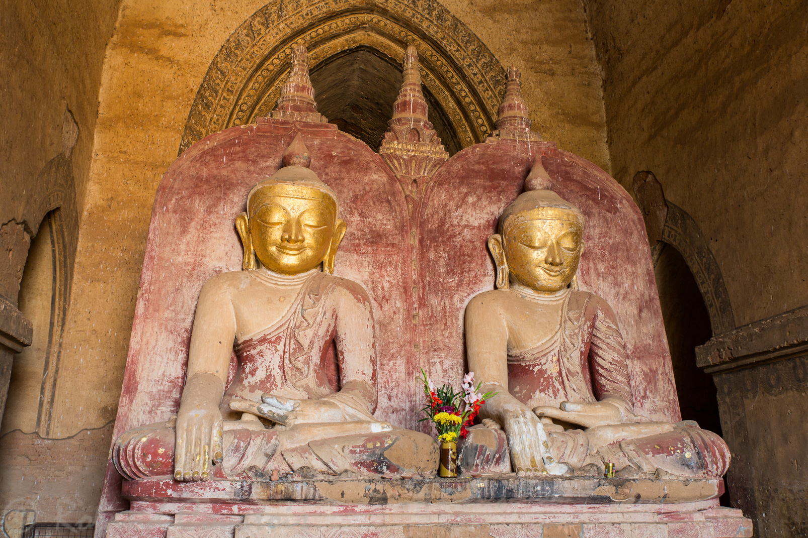 Temple Dhammayangyi. A l’Ouest deux Bouddhas identiques sont assis côte à côte, Ce serait le Bouddha du présent Shakyamuni et celui du futur Maitreya.
