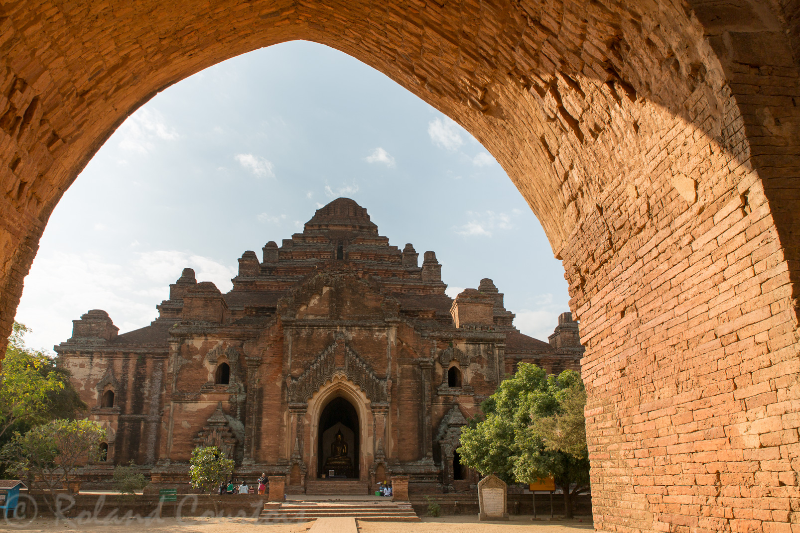 L'une des portes d'accès au temple Dhammayangyi qui a été construit au milieu du XIIème siècle.
