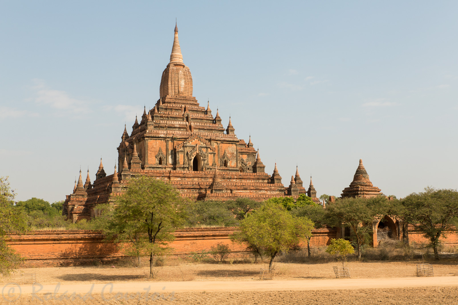 Le temple Sulamani, dit « temple du joyau de la couronne », date de la fin du XIIème siècle. Il est grandiose avec ses deux étages composés de blocs superposés et une base carrée