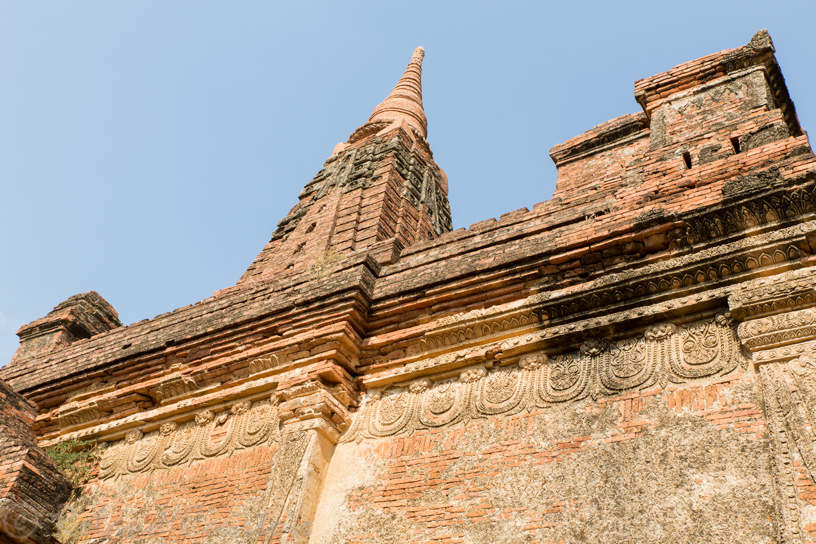 Le temple Gubyauk-Gyi ressemble au temple Mahabodhi en Inde.