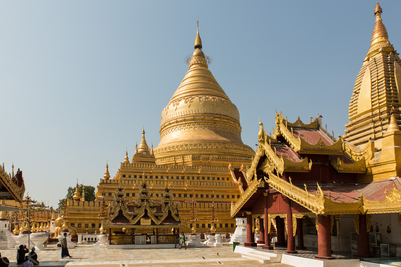 La pagode dorée Shwezigon  constitue l’un des sanctuaires majeurs de Birmanie. Elle a été construite entre 1059 et 1090 par le roi Anaw-ratha pour abriter deux reliques du Bouddha