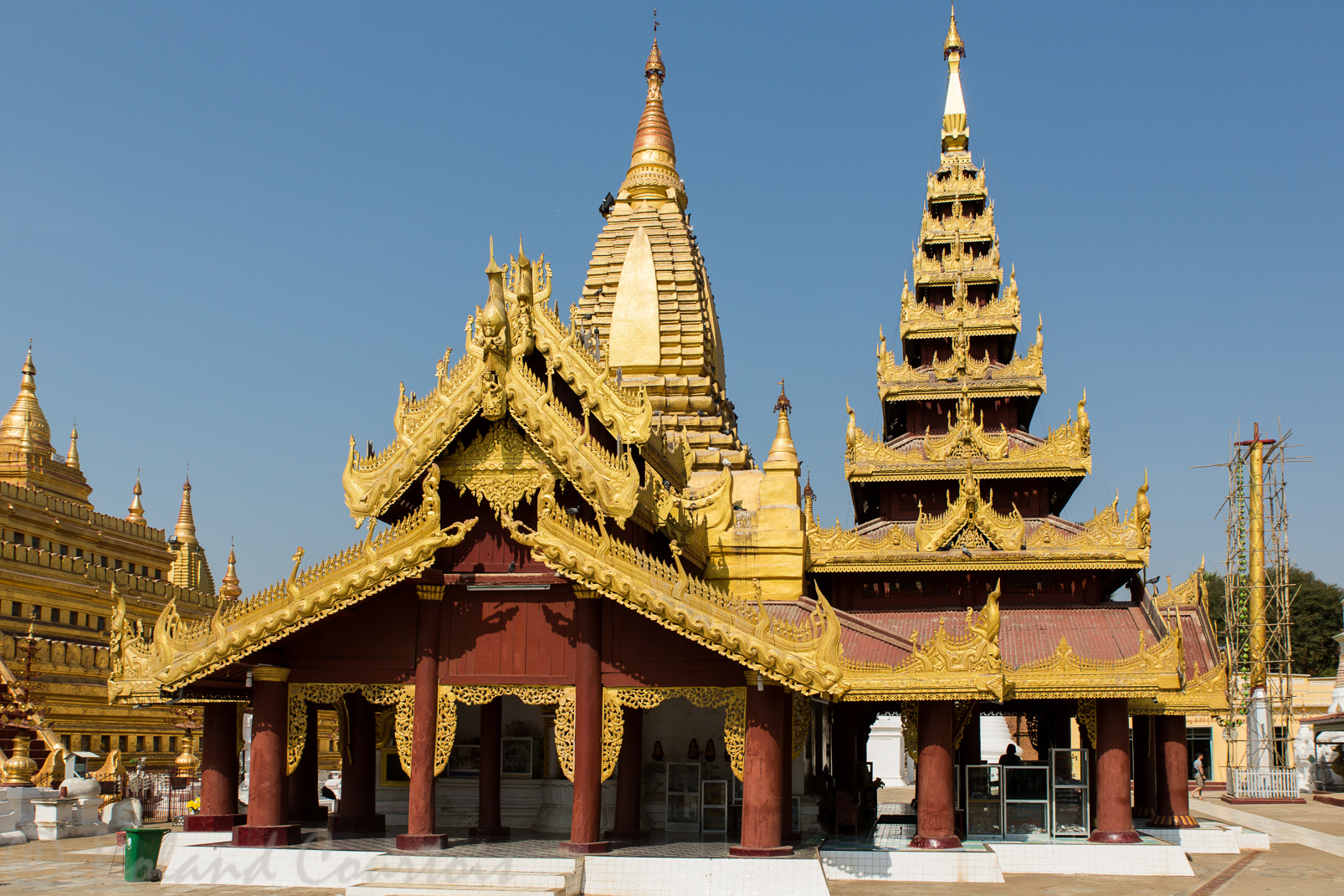 La pagode dorée Shwezigon  constitue l’un des sanctuaires majeurs de Birmanie. Elle a été construite entre 1059 et 1090 par le roi Anaw-ratha pour abriter deux reliques du Bouddha