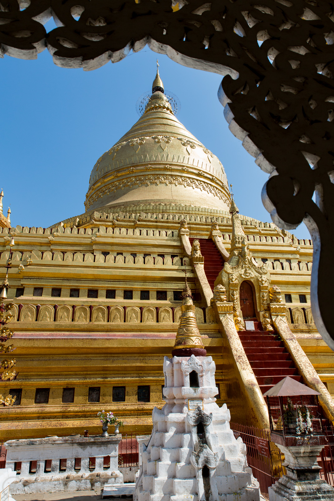 La pagode dorée Shwezigon  constitue l’un des sanctuaires majeurs de Birmanie. Elle a été construite entre 1059 et 1090 par le roi Anaw-ratha pour abriter deux reliques du Bouddha