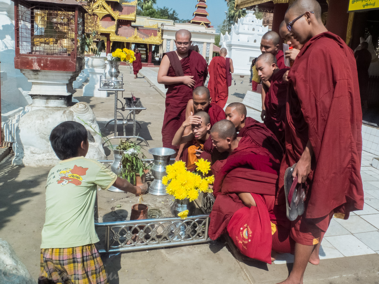 La pagode dorée Shwezigon: De nombreux moines fréquentent ce lieu saint du Bouddhisme.