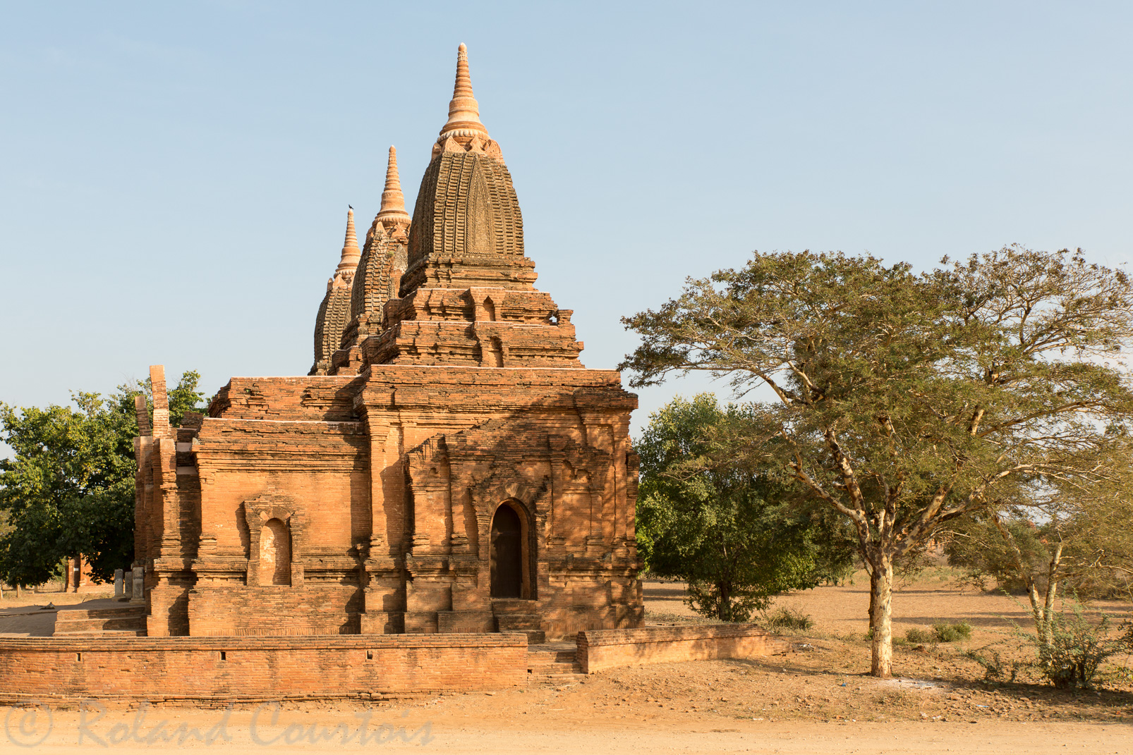 Le temple Paya Thon Zu est composé de trois temples reposant sur une plateforme commune. Les intérieurs recèlent de superbes peintures murales.