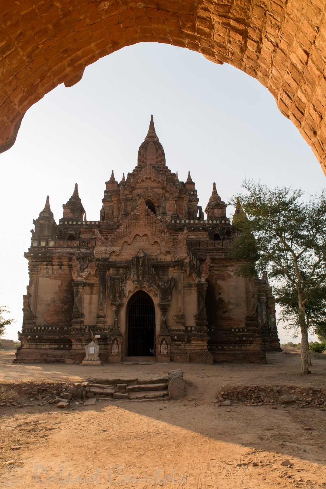 Le temple Tayokpye  a deux niveaux et sa décoration est intéressante . Les stucs du frontons sont assez rares pour être mentionnés