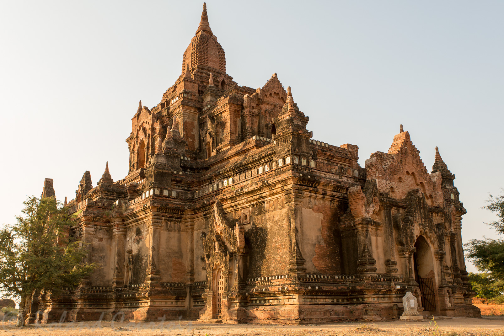 Le temple Tayokpye  a deux niveaux et sa décoration est intéressante . Les stucs du frontons sont assez rares pour être mentionnés