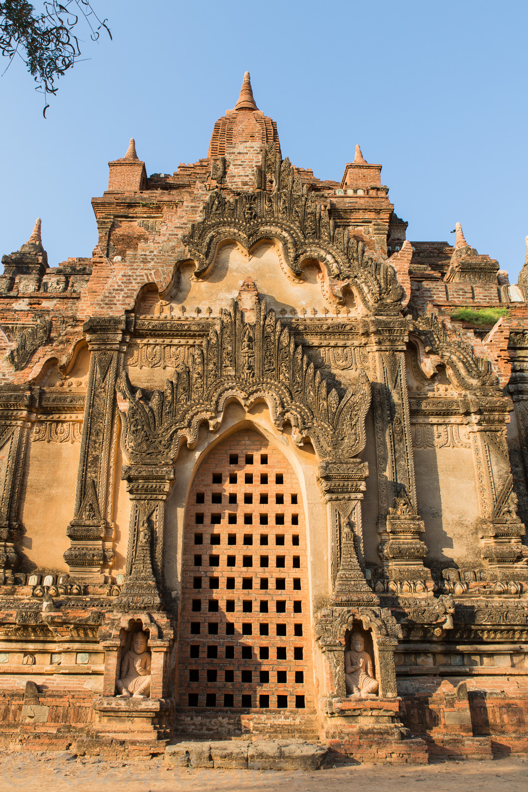 Le temple Tayokpye  a deux niveaux et sa décoration est intéressante . Les stucs du frontons sont assez rares pour être mentionnés