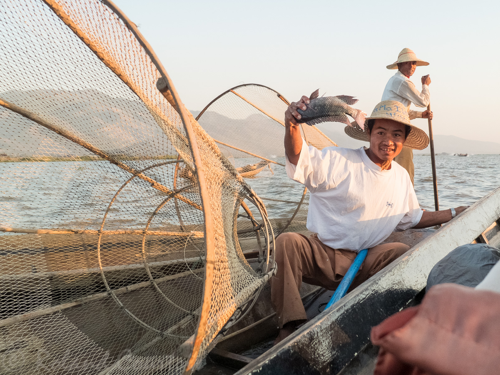 Sur le lac Inle, les pêcheurs Inthas ont une manière particulière de ramer et de pêcher.