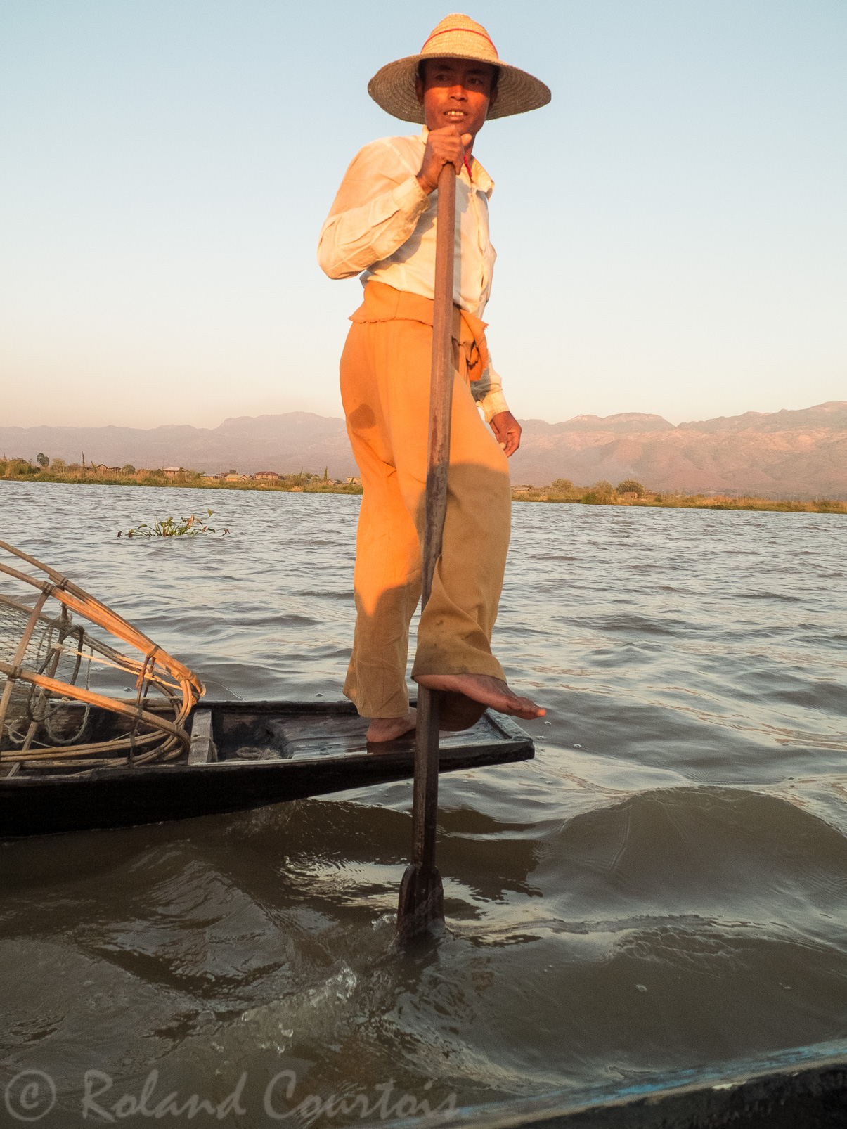 Sur le lac Inle, les pêcheurs Inthas ont une manière particulière de ramer et de pêcher.