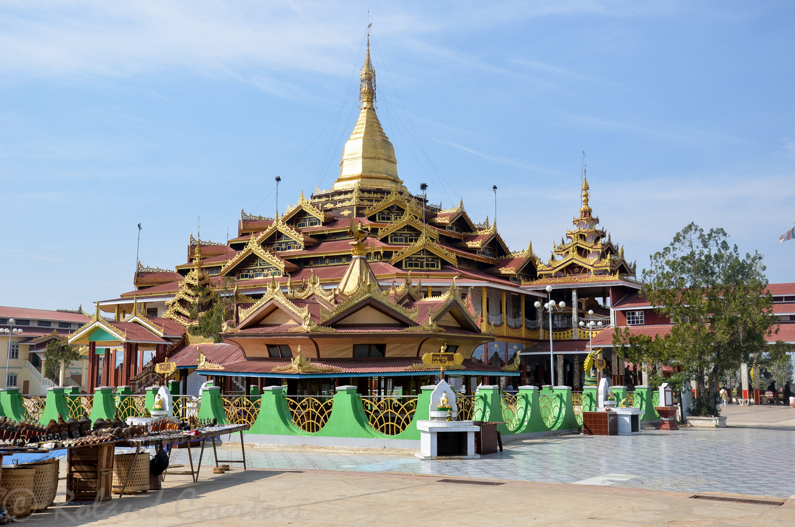 Au bord du lac Inle, dans la pagode Phaung Daw U, on peut y voir cinq peties statues de Bouddha difformes car couvertes d'or