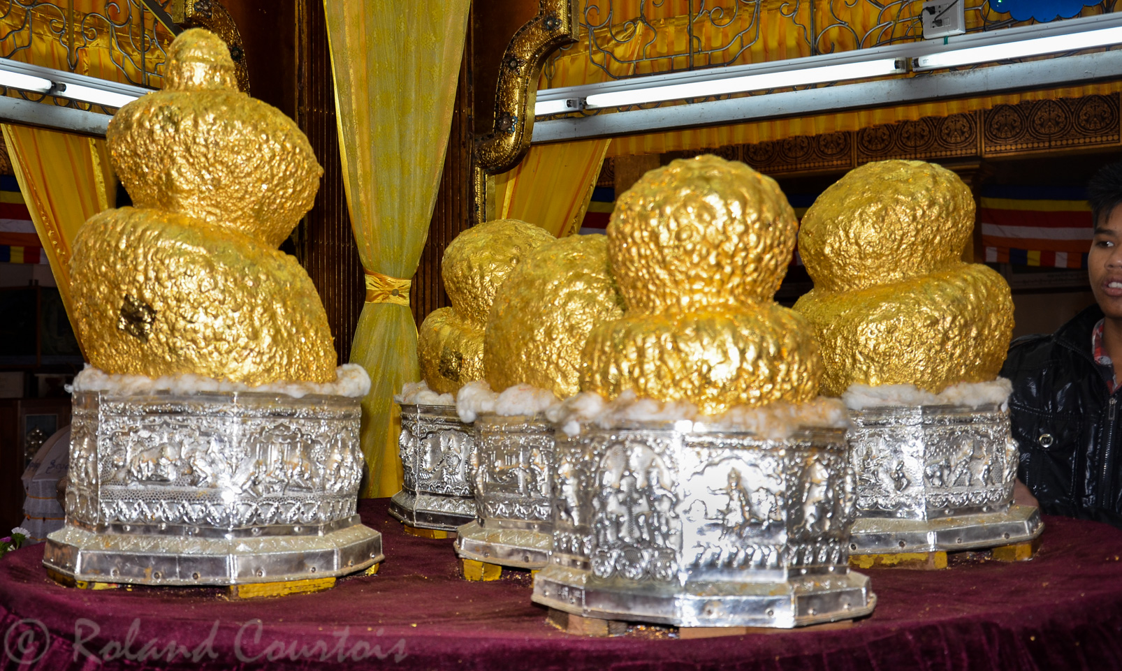 Dans la pagode Phaung Daw U, on peut voir cinq petites statues de Bouddha difformes car couvertes d'or
