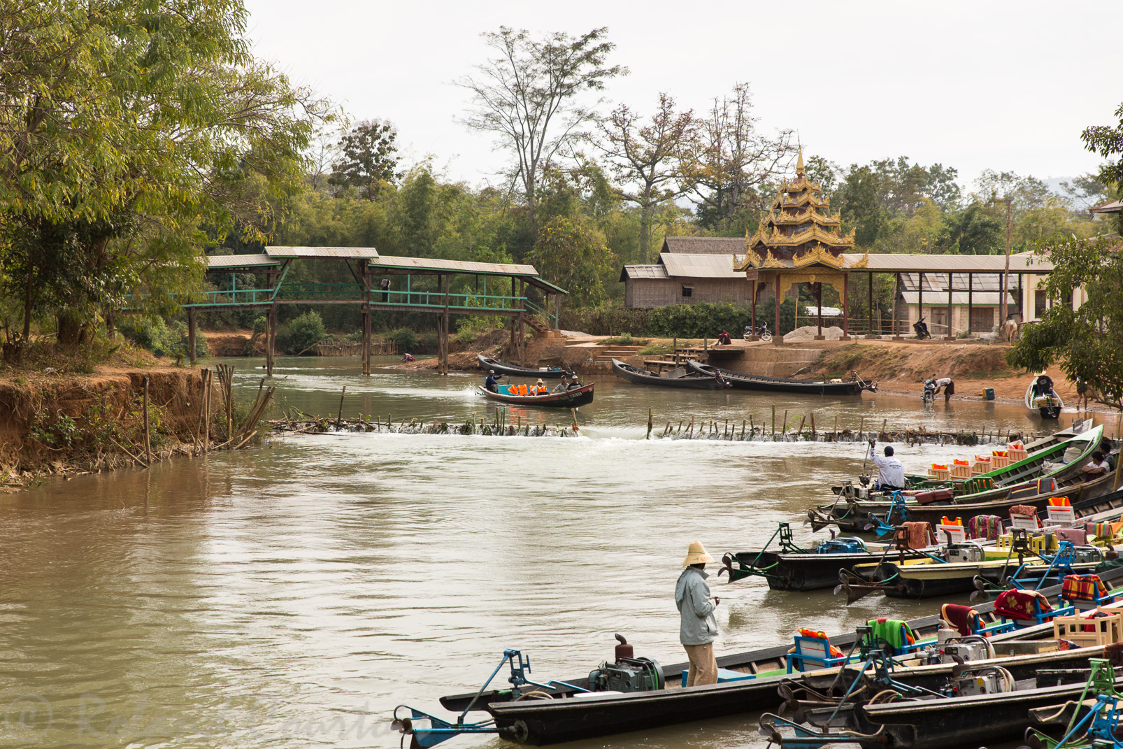 En pirogue, nous remontons une rivière pour aller voir au sommet d’une colline, la pagode Shwe in Dein.