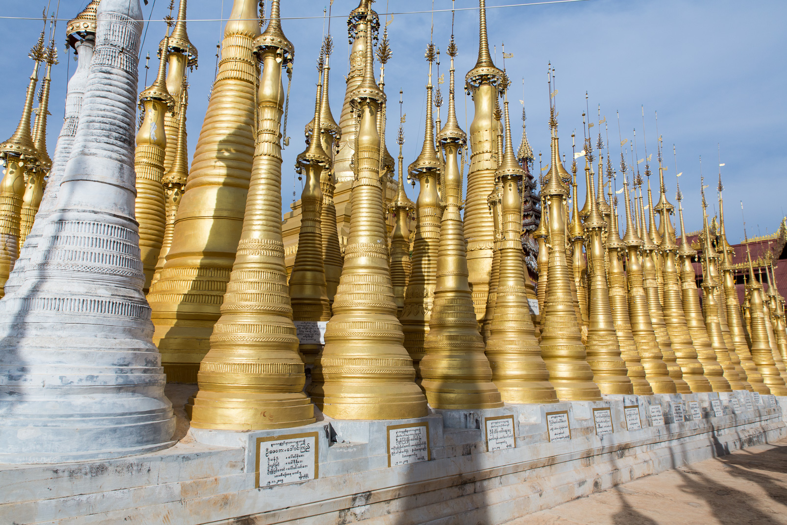 Pagode Shwe in Dein qui comprend plus de 1000 pagodes. dont quelques-unes sont restaurées.