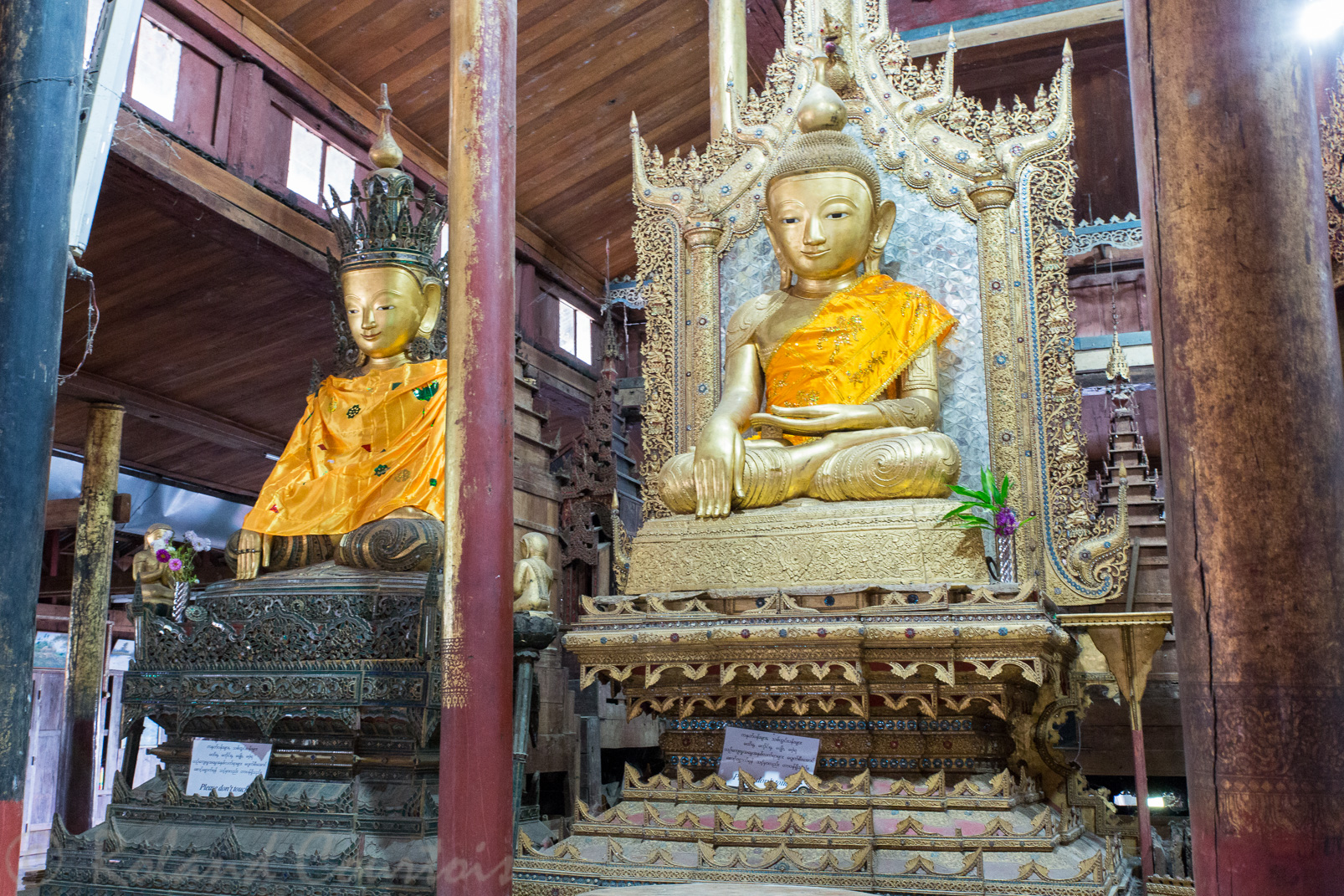 Le monastère sur pilotis de Nga Phe Chaung renferme une magnifique collection de statues et un somptueux mobilier en bois sculpté et doré.