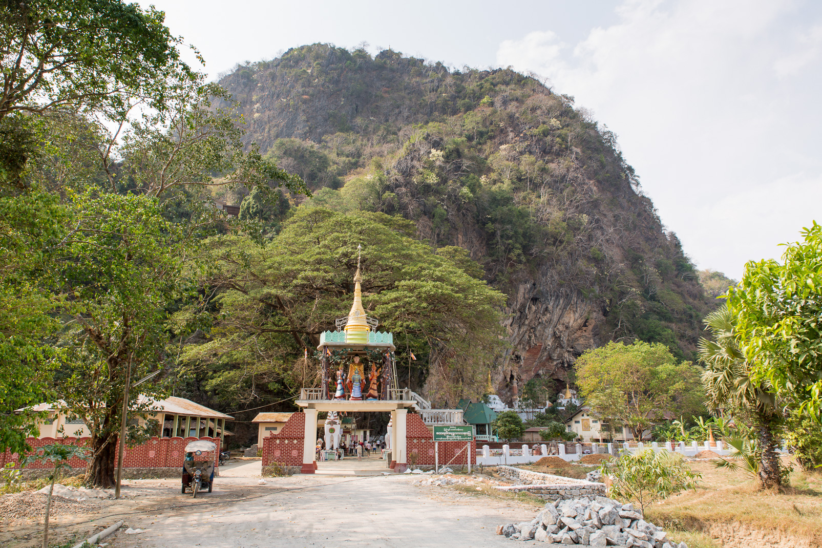 Grottes Kaw Gun creusées au 7ème siècle et dont les parois sont ornées d'images du Bouddha (ex-voto).