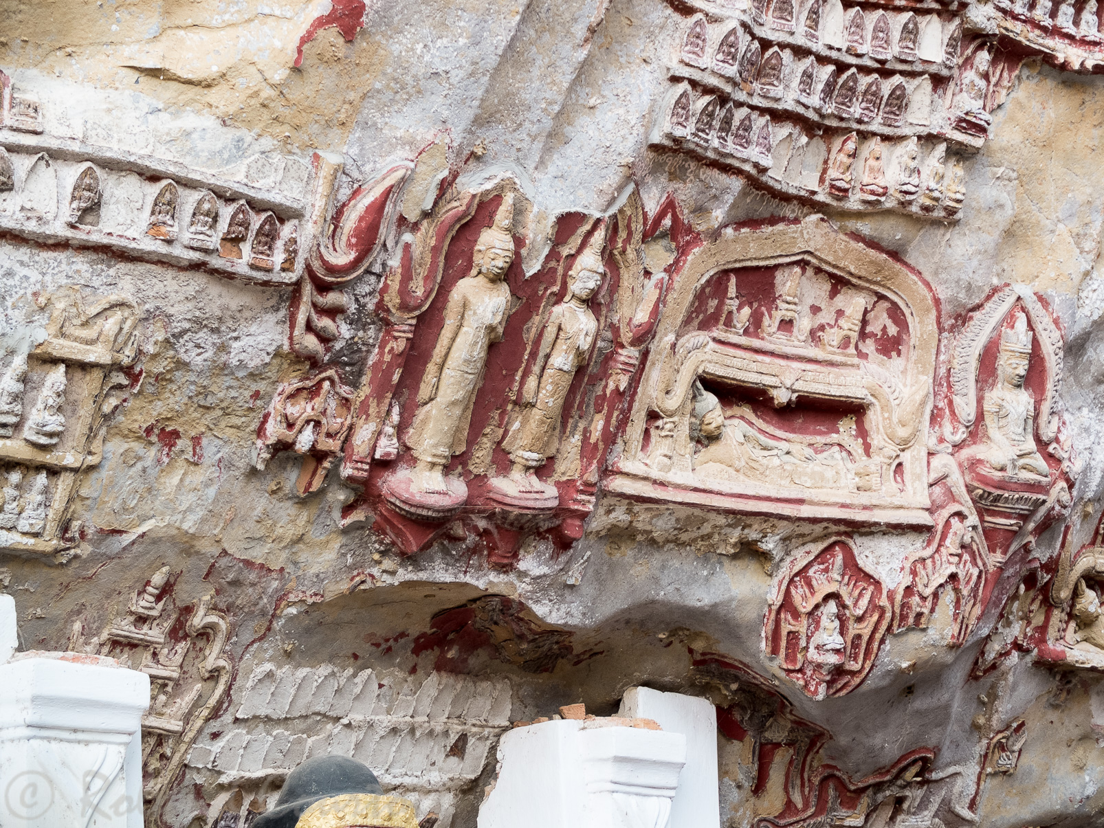 Grottes Kaw Gun creusées au 7ème siècle et dont les parois sont ornées d'images du Bouddha (ex-voto).