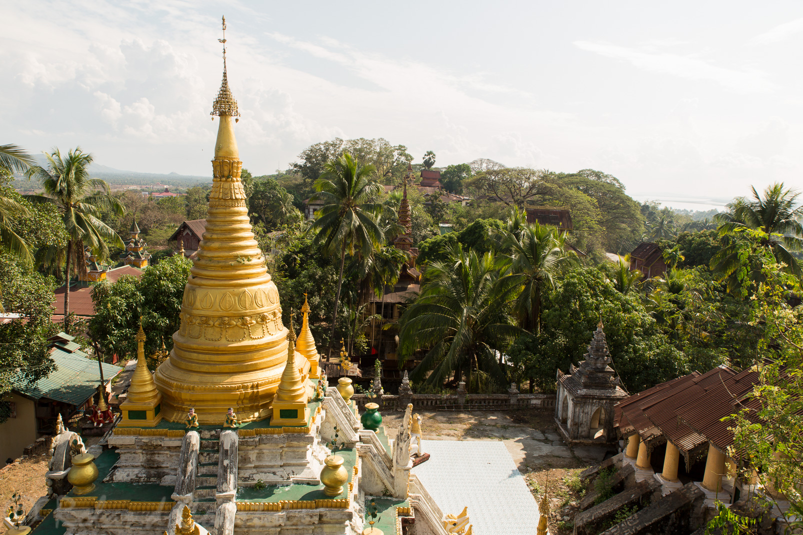 La pagode Kyaik-than-lan offre une vue magnifique sur la ville ses fleuves et son port.