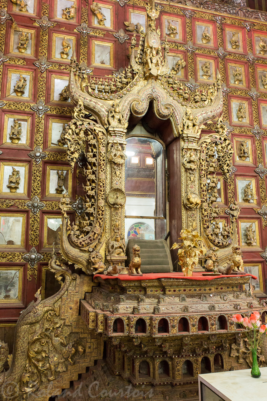 Le monastère de Taung-lay Lone, entièrement en bois abrite un trône et une dent de Bouddha.
