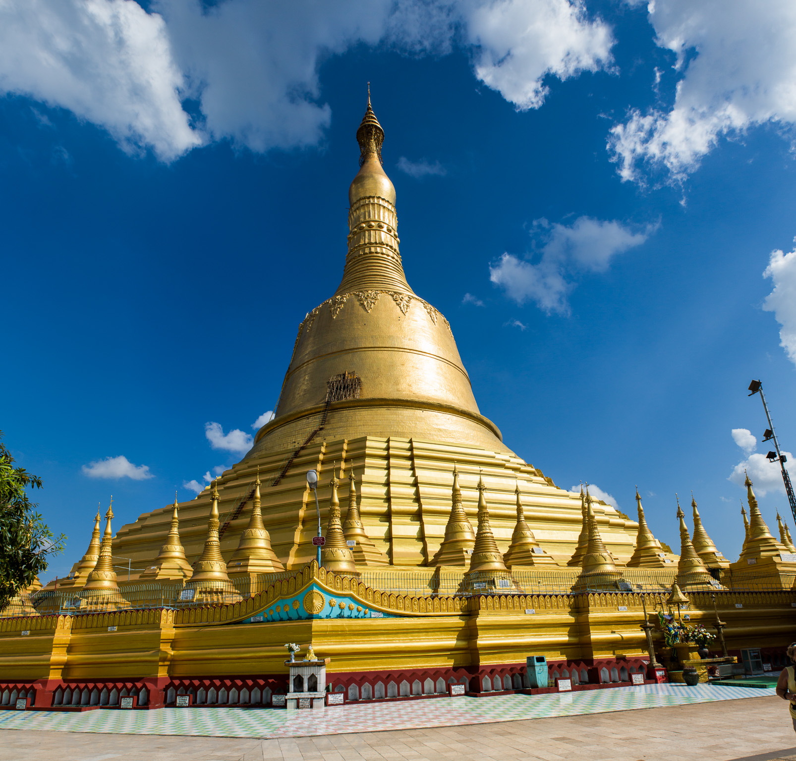A Bago se trouve la plus haute pagode de Birmanie la Shwemawdaw qui fait 113 m de haut.
