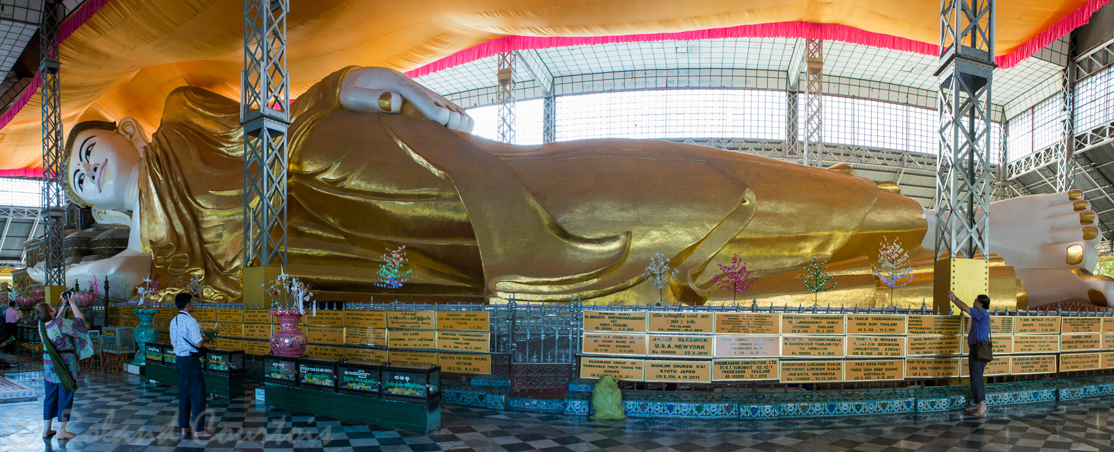 A Bago, l'immense Bouddha couché  de Shwethalyaung mesure 55 m de long.