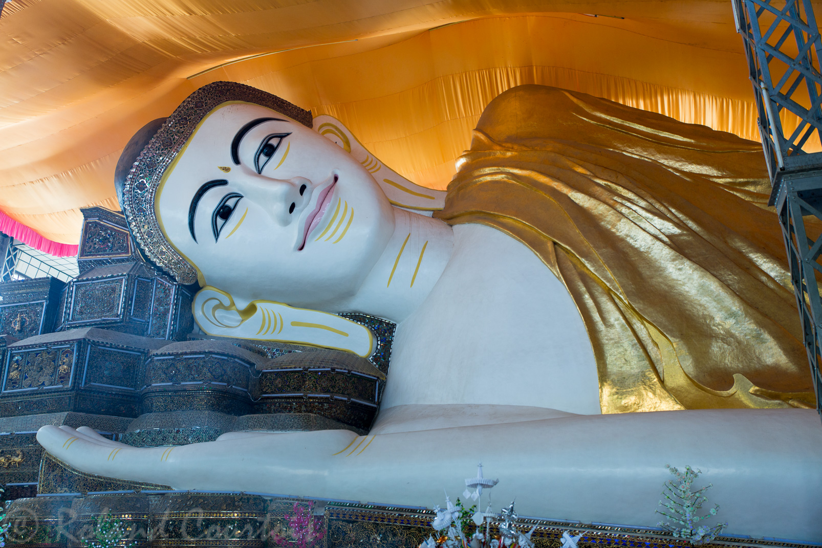A Bago, l'immense Bouddha couché  de Shwethalyaung mesure 55 m de long.