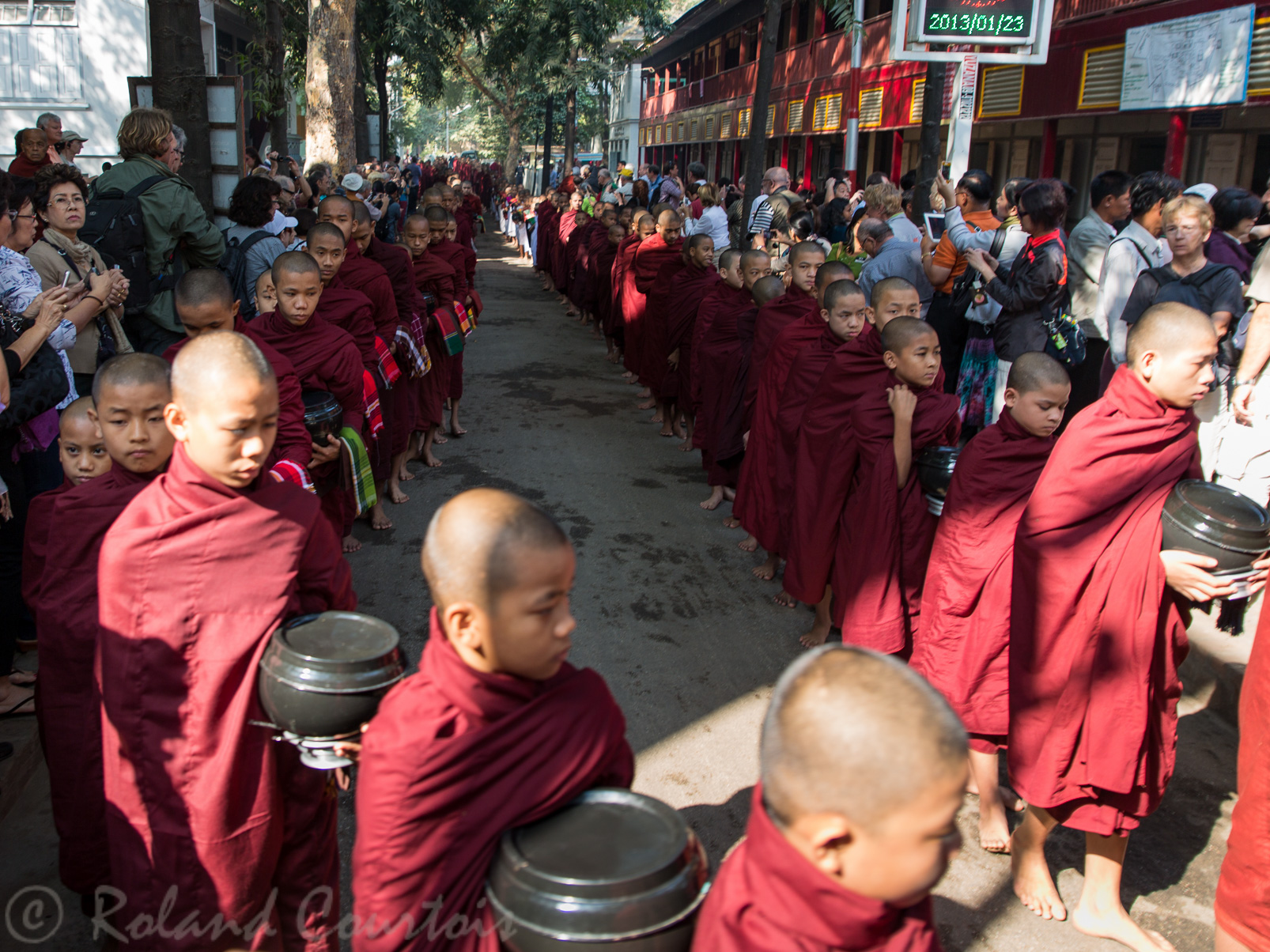 Le monastère Mahaganda-yon  date de 1950. Pendant le jeûne bouddhique environ 1000 moines se rendent en silence vers le réfectoire…. entouré de nombreux touristes.