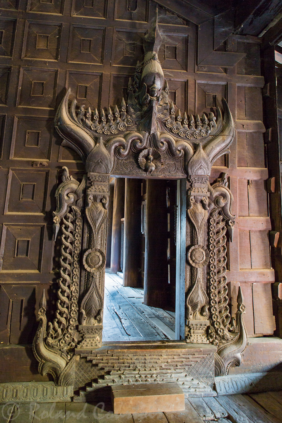 Bagaya:  Les encadrements de portes en teck sont finement sculptés.