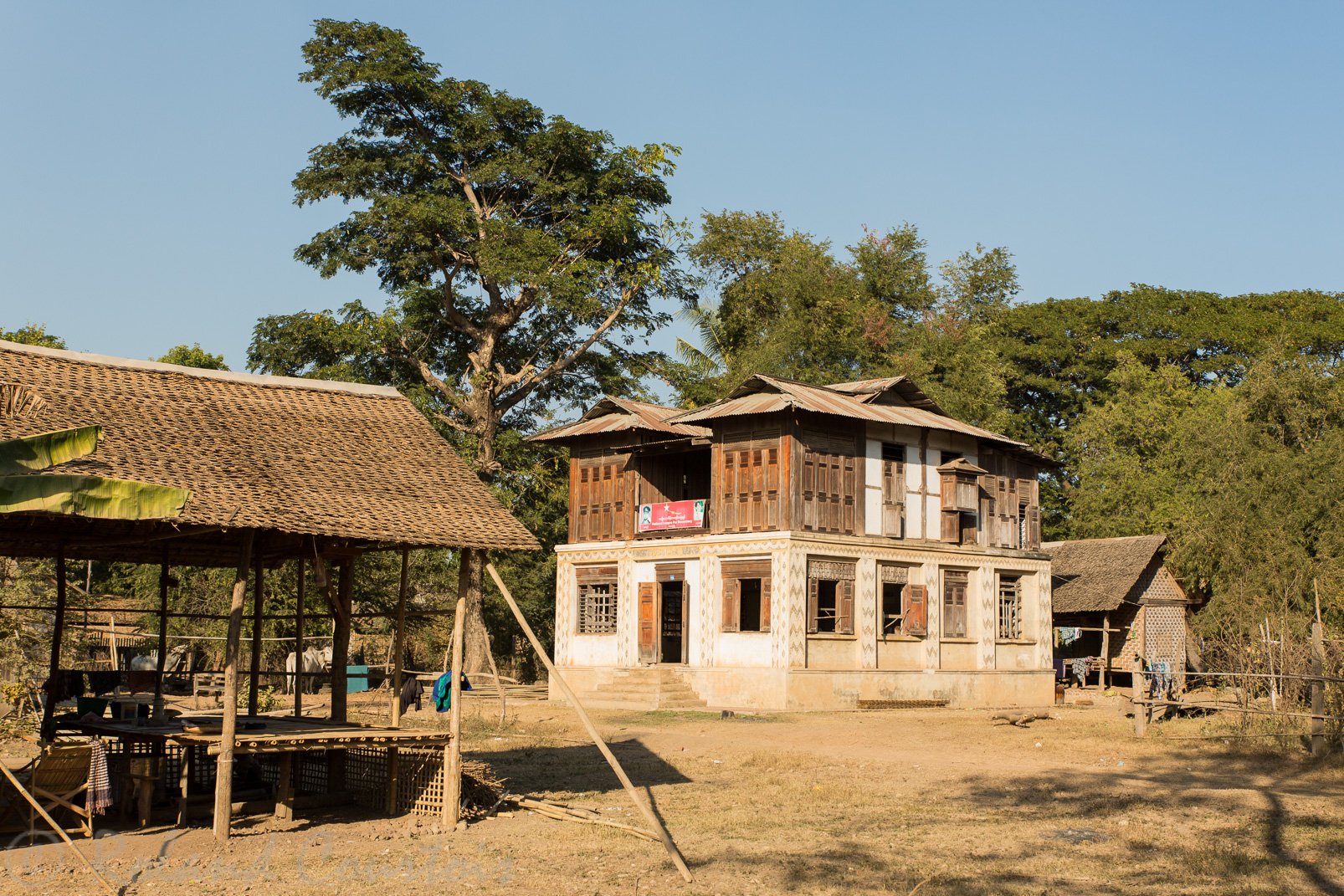 Promenade en calèche pour atteindre le site de Inwa. Le long du chemin une ferme traditionnelle.