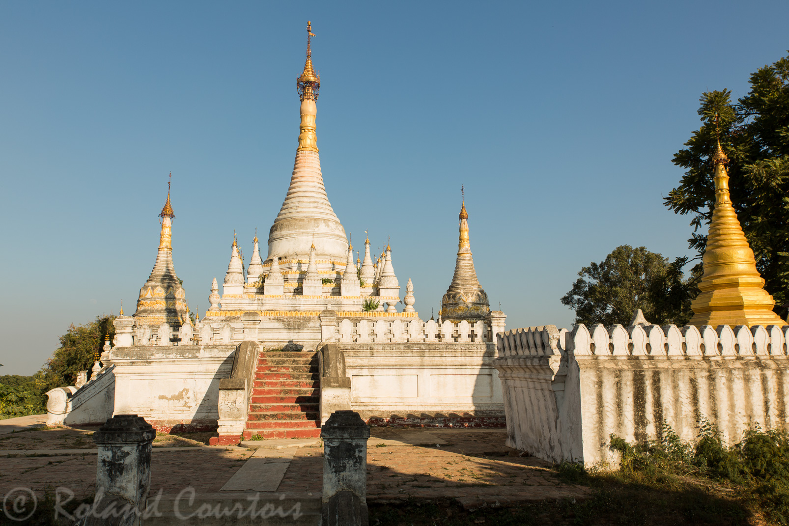 L'imposant monastère en brique de Mahar Aung Mye Bon San a été construit au début du 19ème siècle.