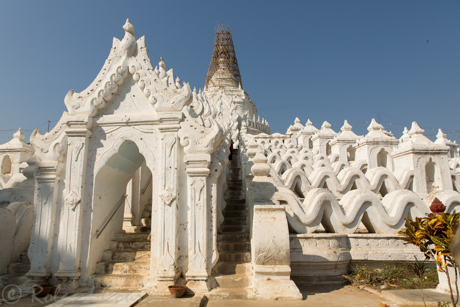 La Pagode Myatheindaw (Hsinbyume) se dresse dans tout son éclat, avec ses sept terrasses circulaires symbolisant l’origine de la cosmologie indienne par les sept chaînes de montagnes conduisant au Mont Méru, centre de l’univers.