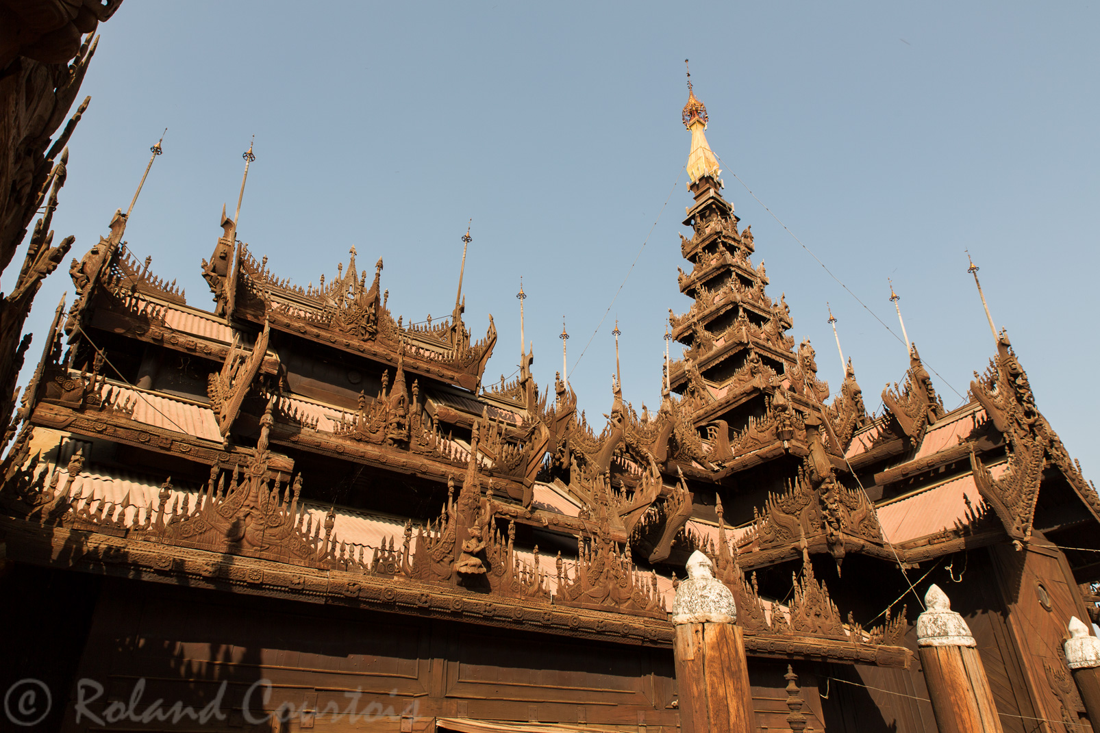 Le monastère Shwe-nan-daw-Kyaung  possède toutes les caractéristiques architecturales d’un monastère birman classique.