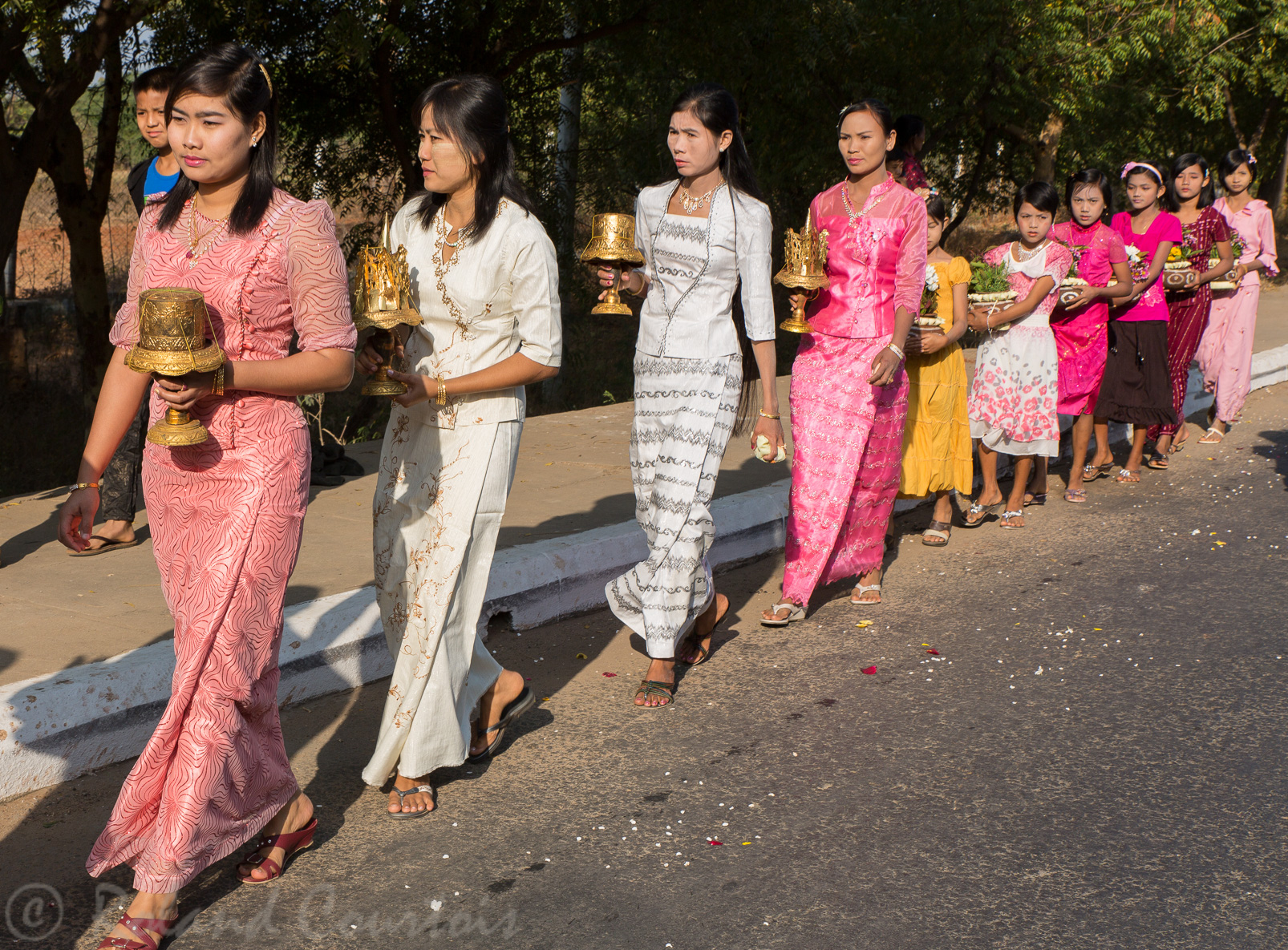 Procession menant de jeunes garçons au monastère pour y être initiés au Bouddhisme.