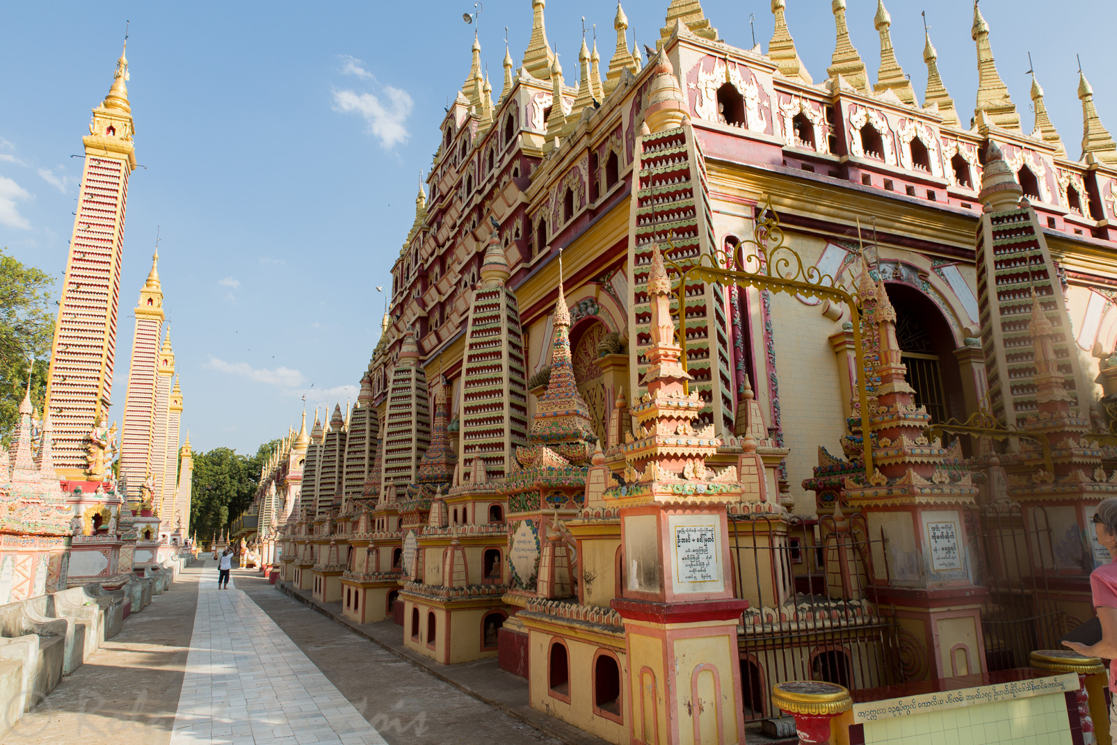 La pagode Thanbodday (Sambuddha Kat Kyaw):  Apologie de l'imaginaire birman, il est composé d'une pagode et de centaines de piliers de pierre et de 471 stupas couverts de mosaïques de verre.