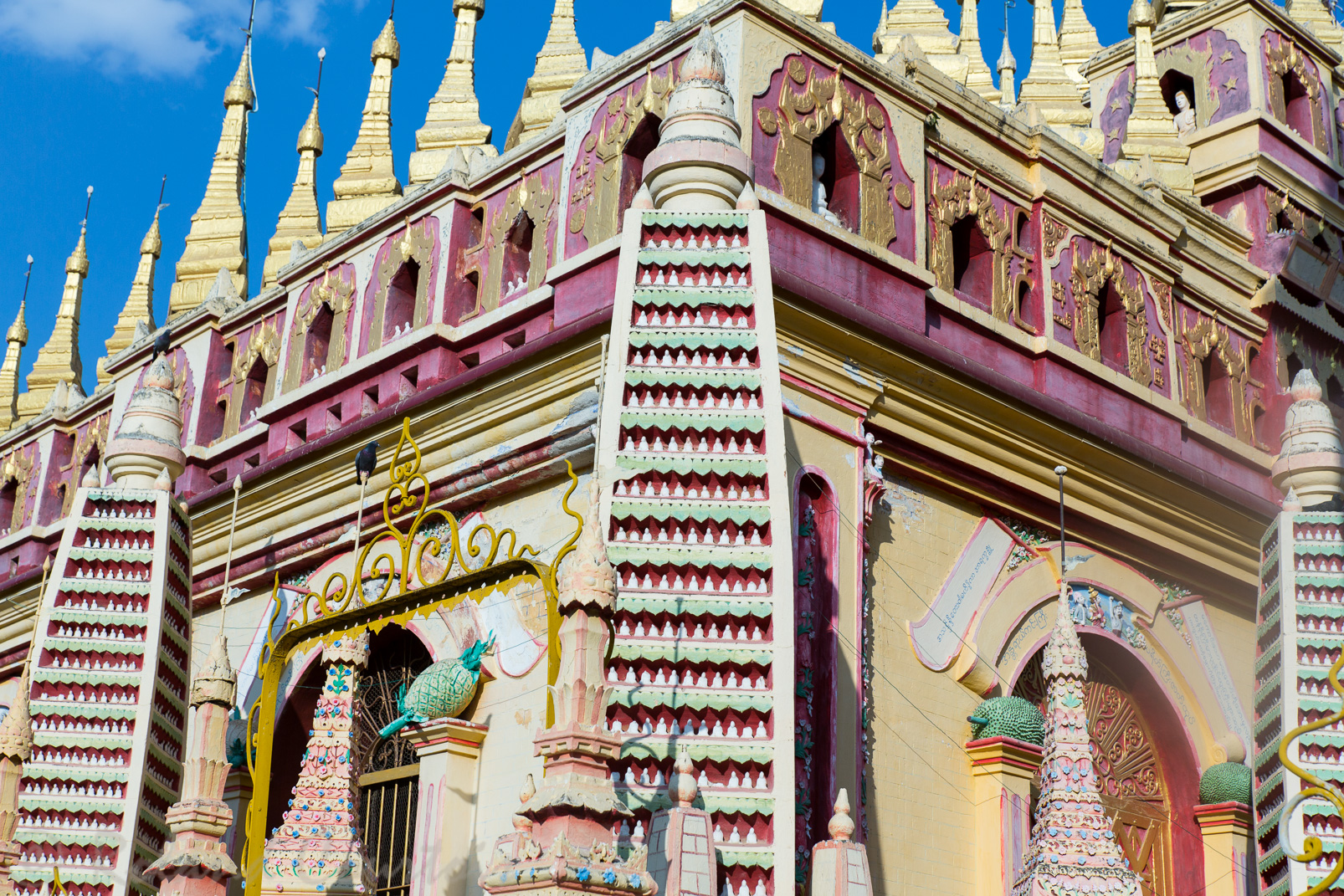 La pagode Thanbodday (Sambuddha Kat Kyaw): Apologie de l'imaginaire birman, il est composé d'une pagode et de centaines de piliers de pierre et de 471 stupas couverts de mosaïques de verre.
