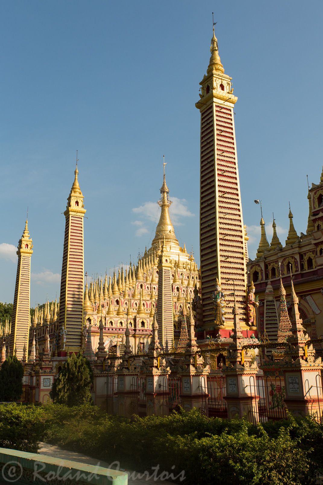 La pagode Thanbodday (Sambuddha Kat Kyaw) est un ensemble architectural érigé en douze ans (1939-1951) Apologie de l'imaginaire birman, il est composé d'une pagode et de centaines de piliers de pierre et de 471 stupas couverts de mosaïques de verre.