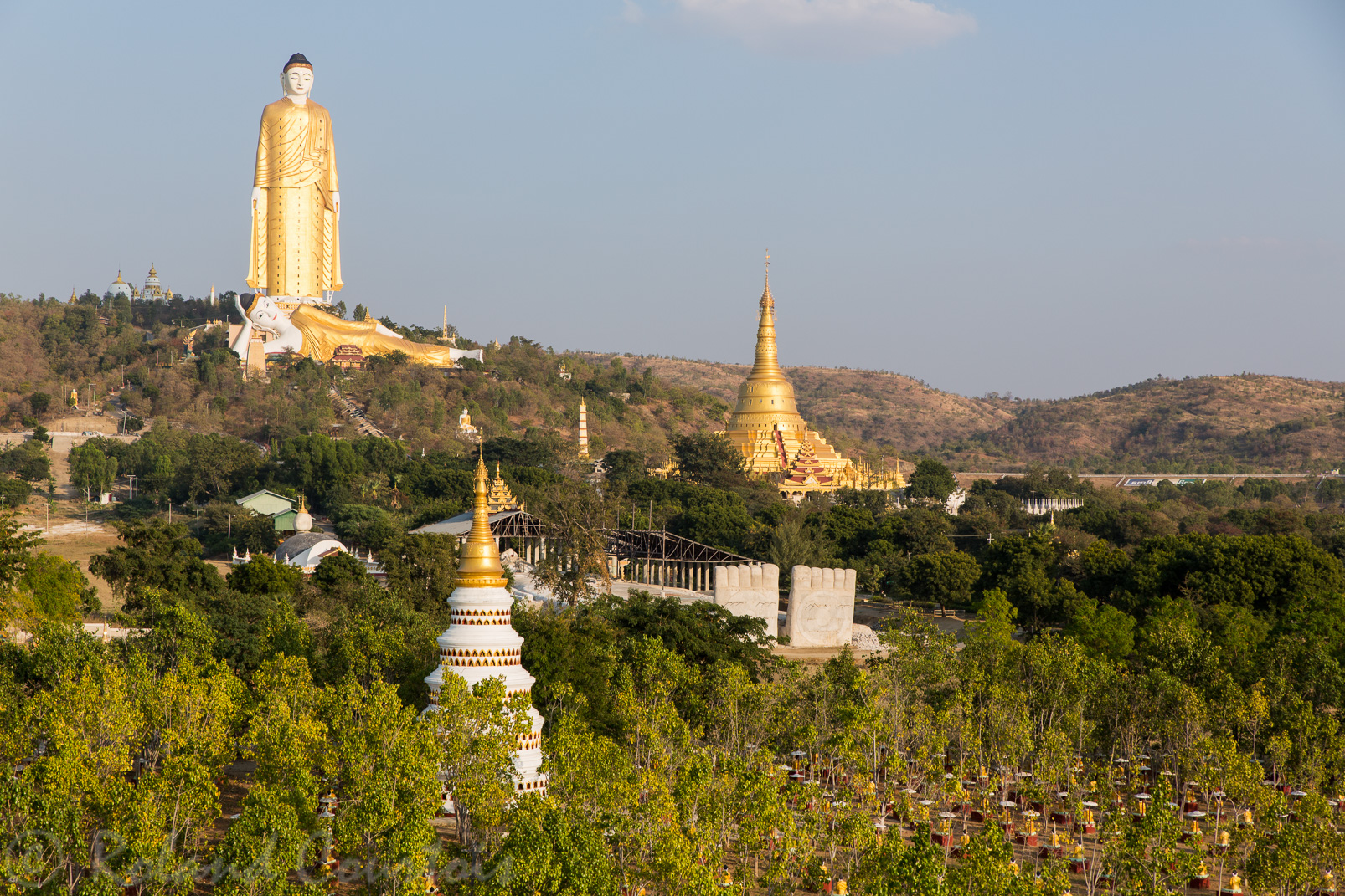 Immense Bouddhas couché et debout de la pagode Alantaye