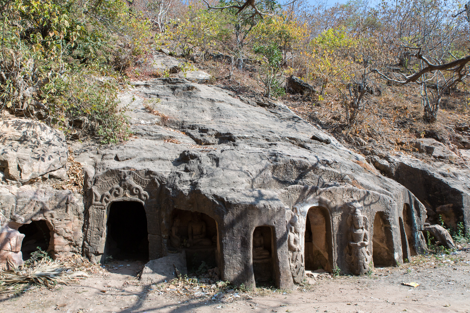 Les grottes sculptées de Hpowintaung datent du XIVe au XVIIe siècle.