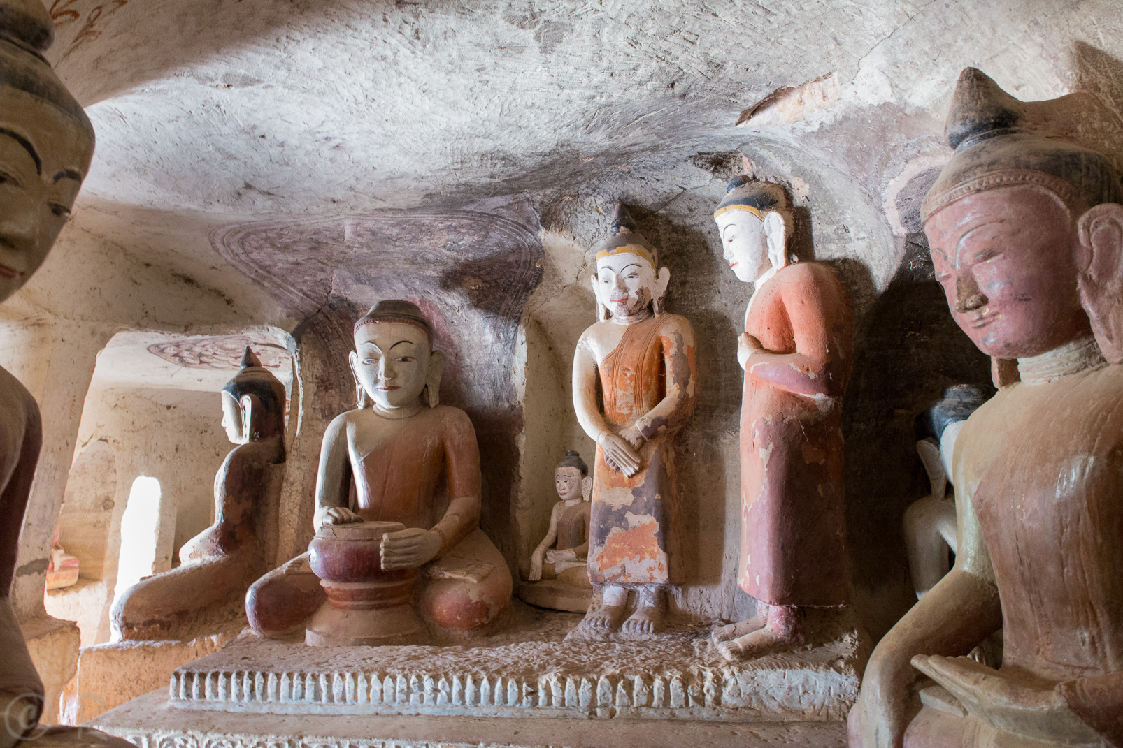 Les grottes sculptées de Hpowintaung présentent aussi des scènes liées au Bouddhisme.