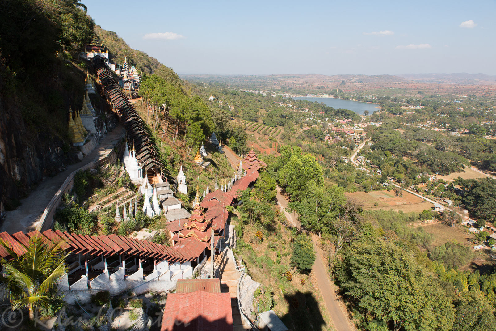 A coté de Pindaya, montée vers les grottes bouddhiques de Shwe-U min.
