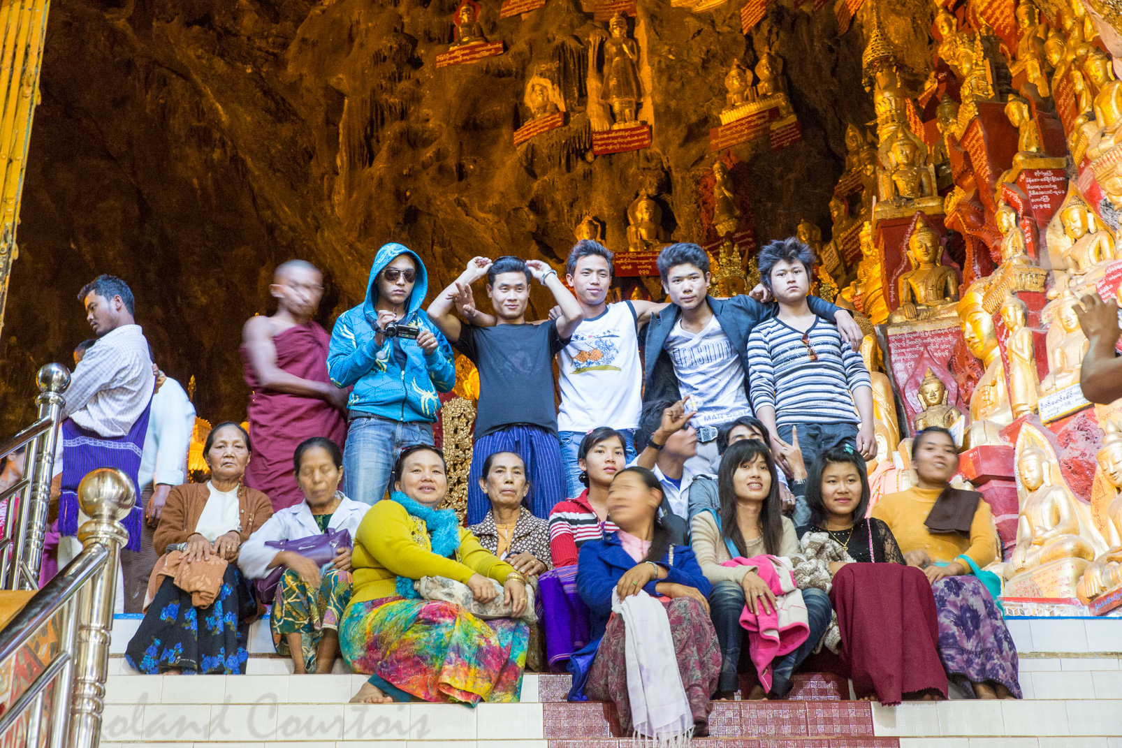 Touristes Birmans à l'entrée des grottes bouddhiques de Shwe-U min.