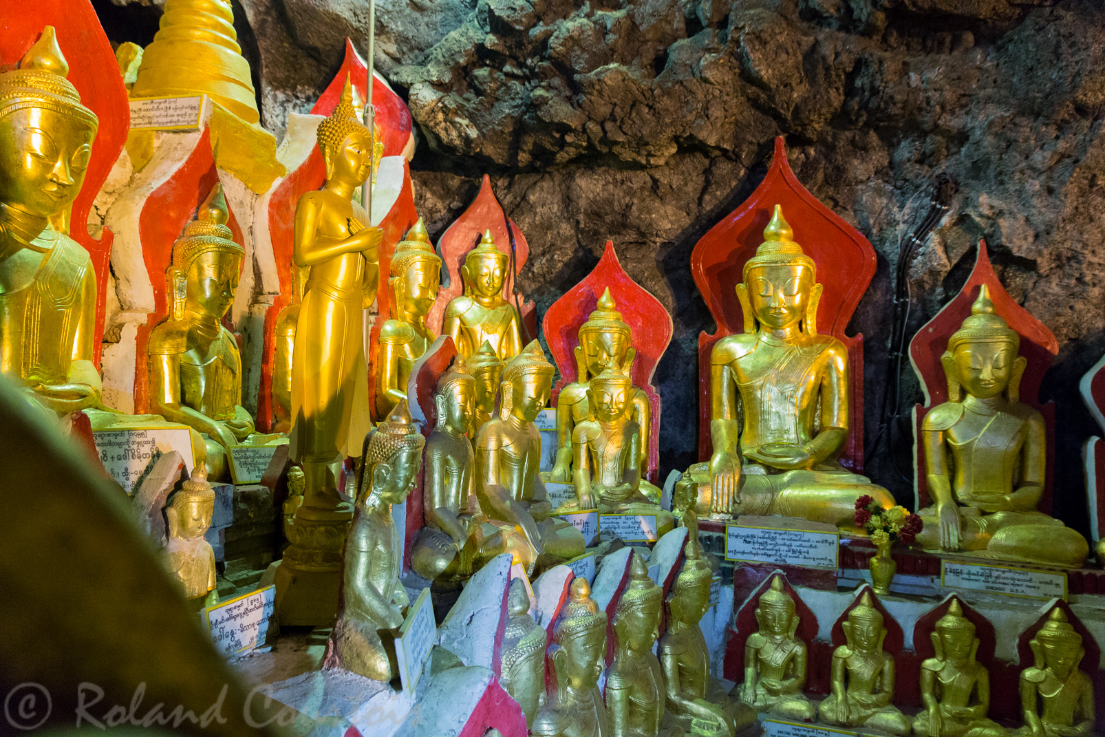 Grottes bouddhiques de Shwe-U min qui contiennent des milliers de statues de bronze, de bois ou de pierre, accumulées au fil des siècles par les pèlerins.